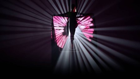 Téléchargez les photos : Chorégraphie moderne et acrobaties concept publicitaire créatif. Silhouette de femelle isolée sur fond noir contre les projecteurs lumineux. fille danseuse aérienne effectue élément sur air soie. - en image libre de droit