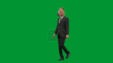 Téléchargez les photos : Homme en costume d'affaires avec masque de tête de cheval sur fond de studio vert. Homme d'affaires marchant à pied. Concept de travail de bureau dur Demi tour - en image libre de droit