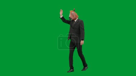 Téléchargez les photos : Homme en costume d'affaires avec masque de tête de cheval sur fond de studio vert. Homme d'affaires marchant et saluant. Concept de travail de bureau dur Demi tour - en image libre de droit