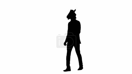 Téléchargez les photos : Silhouette noire de l'homme en costume d'affaires avec masque de tête de cheval sur fond de studio isolé blanc. Un homme d'affaires marche. Concept de travail de bureau dur - en image libre de droit