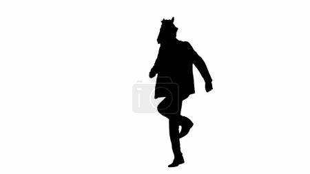 Téléchargez les photos : Silhouette noire de l'homme en costume d'affaires avec masque de tête de cheval sur fond de studio isolé blanc. Homme d'affaires marchant, rebondissant et dansant. Concept de travail de bureau dur - en image libre de droit
