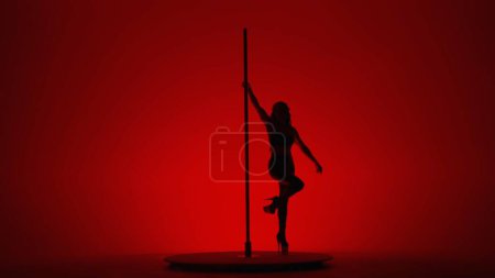 Foto de Silueta oscura de una bailarina interpretando pole dance. Mujer en zapatos de tacón alto posando cerca de polo sobre fondo rojo en el estudio. Danza exótica - Imagen libre de derechos