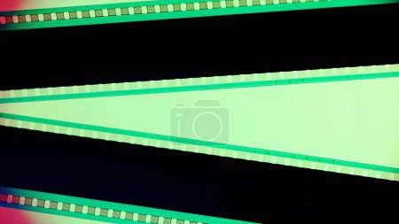 Téléchargez les photos : Deux bandes de film noir sur fond vert se rapprochent. Cadre de diapositive de film 35mm. Espace de copie - en image libre de droit