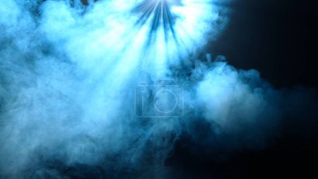 Foto de Equipo de escenario profesional y concepto de publicidad creativa relámpago. Estudio plano de neblina del proyector aislado sobre fondo negro. Rayos de luz azul que brillan desde arriba con nubes de humo alrededor. - Imagen libre de derechos