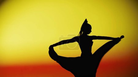 Téléchargez les photos : Chorégraphie moderne une danse. Silhouette femme dansant sur fond coloré. Danseuse gracieuse dansant passionnément des éléments de chorégraphie flamenco de style espagnol. - en image libre de droit