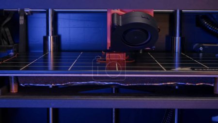 Téléchargez les photos : Concept industriel innovant du futur. Créativité d'une imprimante 3D imprimant des pièces étonnantes juste sous vos yeux. Observez chaque couche de matériau prendre vie. Ferme là. Délai imparti - en image libre de droit