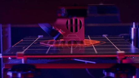 Foto de Futuro concepto industrial innovador. Creatividad de una impresora 3D que imprime piezas increíbles justo delante de sus ojos. Observa cómo cada capa de material cobra vida. De cerca. Caducidad - Imagen libre de derechos