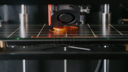 Foto de Futuro concepto industrial innovador. Creatividad de una impresora 3D que imprime piezas increíbles justo delante de sus ojos. Observa cómo cada capa de material cobra vida. De cerca. Caducidad - Imagen libre de derechos