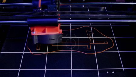Téléchargez les photos : Concept industriel innovant du futur. Machine d'imprimante 3D moderne faisant figure de machine. Technologie d'ingénierie 3d et processus de temporisation de la production d'impression automatisée en laboratoire. - en image libre de droit