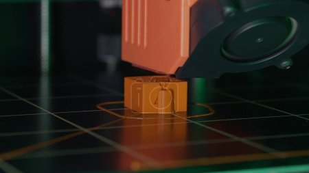 Foto de Una impresora 3D da vida magistralmente a una pieza de repuesto de su pedido. El proceso de impresión de una pieza en una impresora 3D, primer plano. Este video trata de cómo la tecnología convierte tus ideas en realidad - Imagen libre de derechos