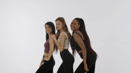 Foto de Retrato de jóvenes modelos multiétnicos aislados sobre fondo blanco de estudio. Grupo de tres chicas positivas multirraciales posando en la cámara caras felices Concepto de belleza multiétnica - Imagen libre de derechos
