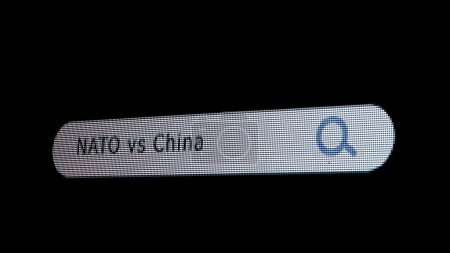 Internet-Technologie Online-Informationen. Aufnahme des Monitorbildschirms. Pixelbildschirm mit animierter Suchleiste, eingetippte Stichworte NATO vs China, Browserleiste mit Lupe und Textüberschrift.