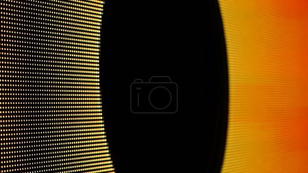 Téléchargez les photos : Concept de technologie numérique. Écran pixel numérique avec des images lumineuses au néon changeant de couleurs jaune noir avec des pépins sur la boucle. Vue du fond du panneau d'écran. - en image libre de droit