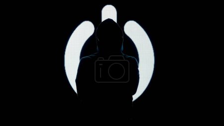 Téléchargez les photos : Concept de technologie visuelle numérique. Homme contre grand mur numérique. Silhouette d'homme posant devant le mur d'écran numérique avec fond de symboles néon dans le club sombre. - en image libre de droit