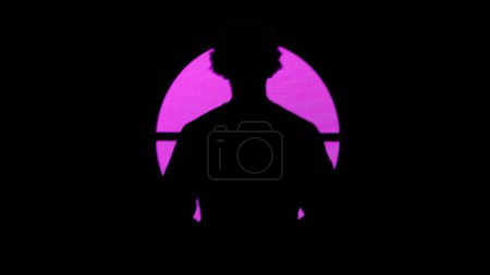 Foto de Concepto visual digital. Silueta masculina contra una pared digital en un club oscuro. Hombre de pie posando frente a una gran pantalla digital con círculo púrpura de neón, disparado por detrás - Imagen libre de derechos