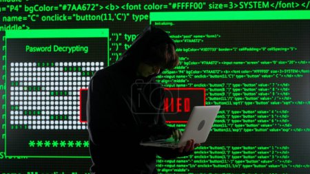 Cyberpunk visuelle Technologie kreatives Konzept. Person gegen große digitale Wand im Studio. Mann Hacker mit Laptop-Hacking-Server-Datenbank, digitaler Bildschirm mit Cyber-Code Daten visuellen Hintergrund.