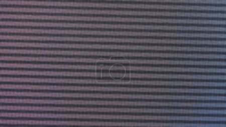 Prise de vue macro des points RVB lumineux d'un écran LED numérique. L'image montre des pixels individuels créant des scintillements d'écran, des stries, des pépins.