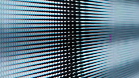 Makroaufnahme der hellen RGB-Punkte eines digitalen LED-Bildschirms. Das Bild zeigt Bildschirmflackern, Schlieren und epileptische Störungen.