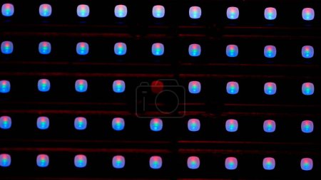 Une macro prise de vue d'un panneau LED numérique. L'image met en évidence les pixels RVB individuels disposés dans une grille. Clignotement de l'écran et problèmes épileptiques.
