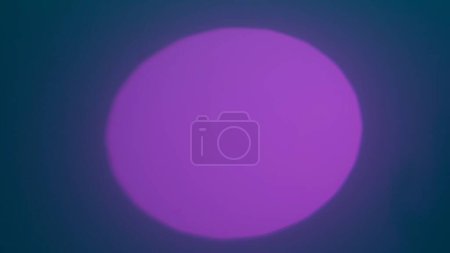 Téléchargez les photos : Fond abstrait avec un cercle de projecteurs violet vif flou sur un champ dégradé bleu foncé. Ce design minimaliste est parfait pour transmettre les concepts de simplicité, de concentration et d'élégance moderne - en image libre de droit