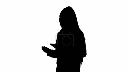 Téléchargez les photos : Reportage TV et concept de publicité de diffusion en direct. Femme reporter silhouette noire sur fond blanc avec canal alpha. Femme afro-américaine présentatrice de nouvelles en costume promenades et conférences, vue de côté - en image libre de droit