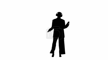 Téléchargez les photos : Concept moderne de publicité créative femme d'affaires. Femme d'affaires en tenue formelle marchant et dansant. Vue de face. Silhouette noire sur fond blanc isolé. - en image libre de droit