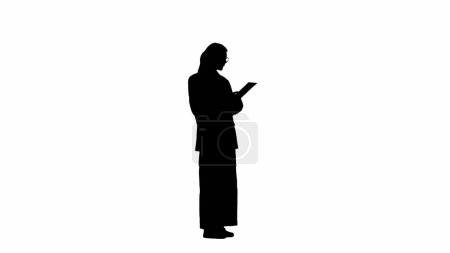 Foto de Moderno concepto de publicidad creativa de mujer de negocios. Mujer de negocios vestida formalmente con carpeta en las manos. Silueta negra sobre fondo blanco aislado - Imagen libre de derechos