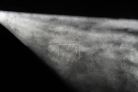 Foto de Un juego abstracto de luz que atraviesa la neblina, creando una textura malhumorada y atmosférica - Imagen libre de derechos
