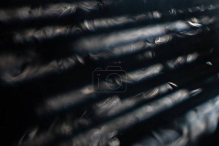 Foto de Un cautivador despliegue de luz atravesando la oscuridad, creando un juego abstracto de rayos - Imagen libre de derechos