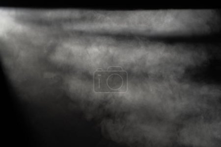 Téléchargez les photos : Un jeu abstrait de lumière coupant à travers la brume, créant une texture lunatique et atmosphérique - en image libre de droit