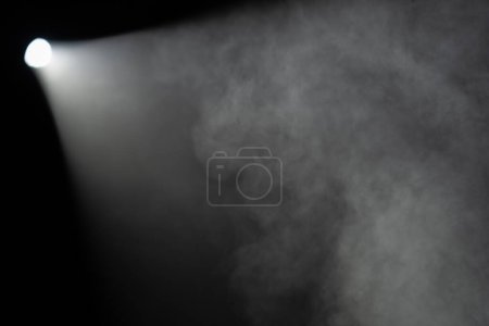 Un juego abstracto de luz que atraviesa la neblina, creando una textura malhumorada y atmosférica