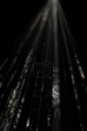 Téléchargez les photos : Un spectacle captivant de lumière traversant les ténèbres, créant un jeu abstrait de rayons - en image libre de droit