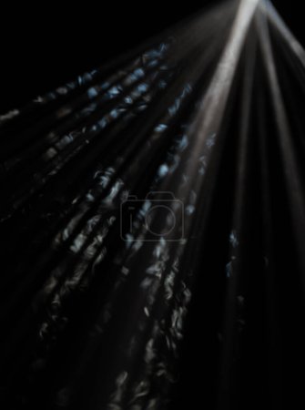 Téléchargez les photos : Un spectacle captivant de lumière traversant les ténèbres, créant un jeu abstrait de rayons - en image libre de droit