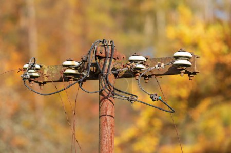 Foto de Mástil viejo para líneas eléctricas. Los cables eléctricos están deshilachados.. - Imagen libre de derechos