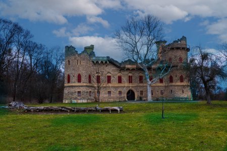 Téléchargez les photos : Les ruines de l'ancien château Januv château. Région de Valtice au bord de la rivière Stara Dyje en République tchèque. Il y a des nuages dramatiques dans le ciel. - en image libre de droit
