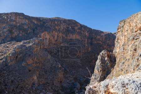 Foto de Ambiente y paisaje del monasterio de Moni Kapsa en el sureste de la isla de Creta Grecia - área de Lerapetra. - Imagen libre de derechos