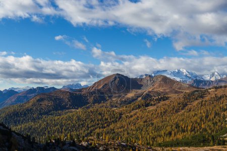 Herbstlicher Blick auf das Giau-Tal in den italienischen Dolomiten und den schneebedeckten Marmolada-Gletscher.