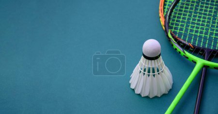 Téléchargez les photos : Navette de badminton crème blanche et raquettes sur le sol dans le terrain de badminton intérieur, accent doux et sélectif sur les navettes, l'espace de copie, l'endurance et le sport récréatif pour perdre du poids concept. - en image libre de droit