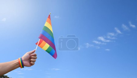 Feliz Mes del Orgullo 2023, símbolo LGBT y bandera del arco iris y concepto de pulsera.