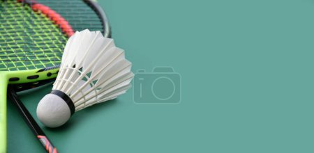 Téléchargez les photos : Navette de badminton blanc crème et raquettes sur le sol dans le terrain de badminton intérieur, espace de copie, accent doux et sélectif sur les navettes. - en image libre de droit