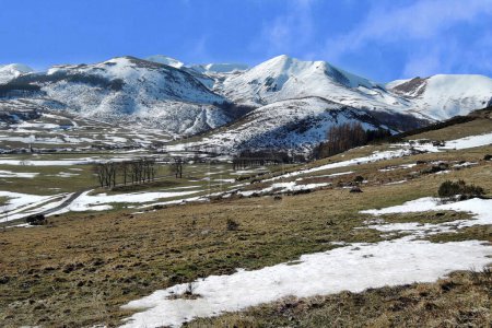 Téléchargez les photos : Les montagnes d'Auvergne en hiver. - en image libre de droit