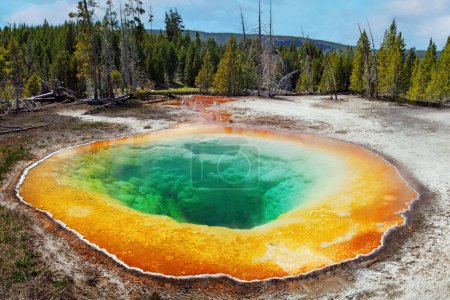 Foto de Morning Glory Pool - Parque Nacional de Yellowstone. Morning Glory Pool es una fuente termal en la Cuenca del Geiser Superior de Yellowstone de los Estados Unidos.. - Imagen libre de derechos