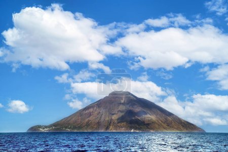 Foto de La isla del vulcano Stromboli - Imagen libre de derechos