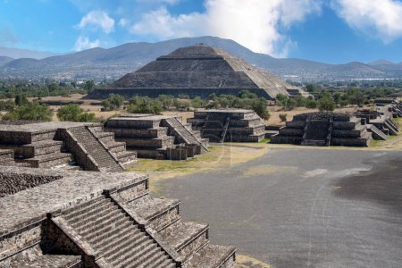 Téléchargez les photos : Vue sur les pyramides de Teotihuacan, ancienne ville du Mexique, située dans la vallée du Mexique. Pyramides Teotihuacan Lune et Soleil Aztèques. Monde UNESCO - en image libre de droit