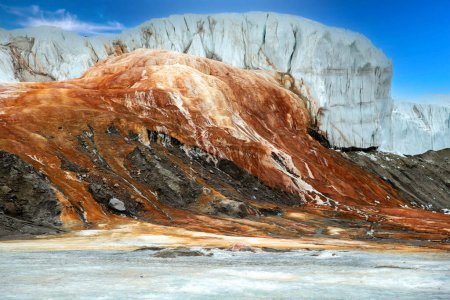 Foto per Il sangue cade a Victoria Land, nell'Antartide orientale. L'acqua iper salina ricca di ferro si fonde sporadicamente con piccole crepe nelle cascate di ghiaccio.. - Immagine Royalty Free