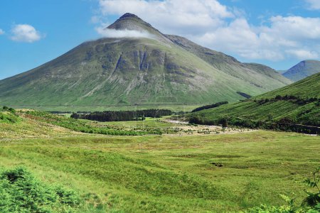 Téléchargez les photos : Beinn Dorain ou Beinn Dobhrain, est une montagne dans le Breadalbane, région des Highlands écossais, - en image libre de droit