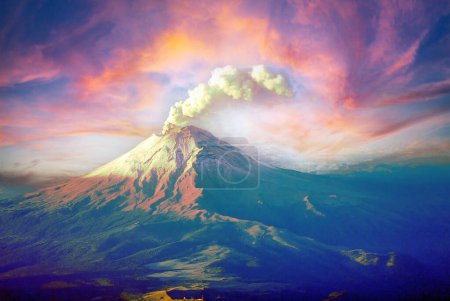 Foto de Volcán Popocatepetl activo en México con un cielo en llamas - Imagen libre de derechos