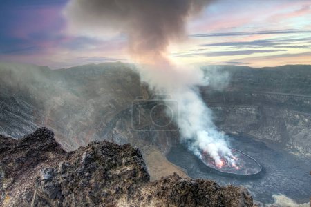 Cráter del volcán nyiragongo en erupción
