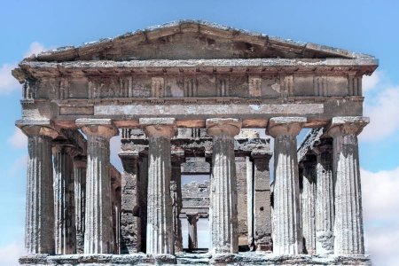 Foto de Templo de la Concordia. Templo romano construido sobre el modelo corintio griego en Agrigento, Sicilia, Italia y dedicado a la diosa Concordia - Imagen libre de derechos