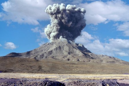 Foto de El volcán Ubinas entra en erupción en Perú - Imagen libre de derechos